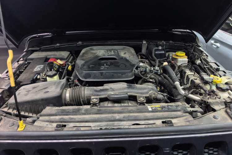 Used Jeep Wrangler 2019 2.0T Sahara Four-Door Version China VI Emission Standard Engine Bay