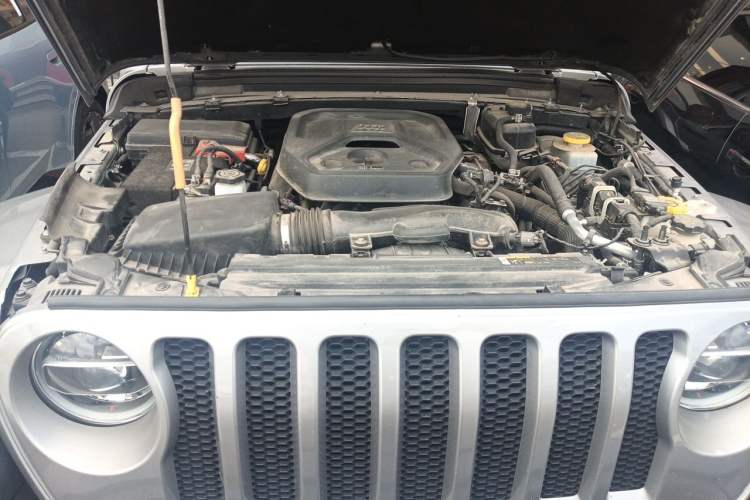 Used Jeep Wrangler 2019 2.0T Sahara Four-Door Version China VI Emission Standard Engine Bay