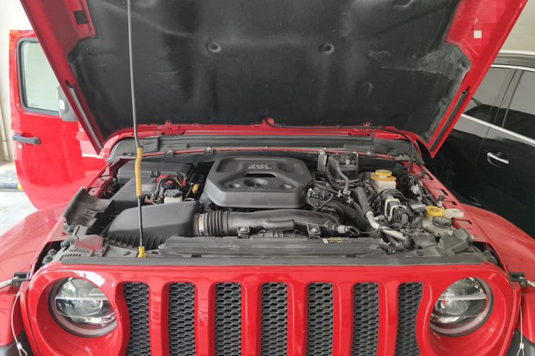 Used Jeep Wrangler 2019 2.0T Sahara Four-Door Version China VI Emission Standard Engine Bay