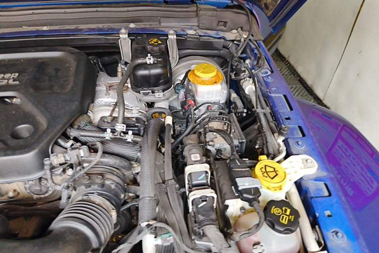 Used Jeep Wrangler 2019 2.0T Sahara Four-Door Version China VI Emission Standard Engine Bay Left