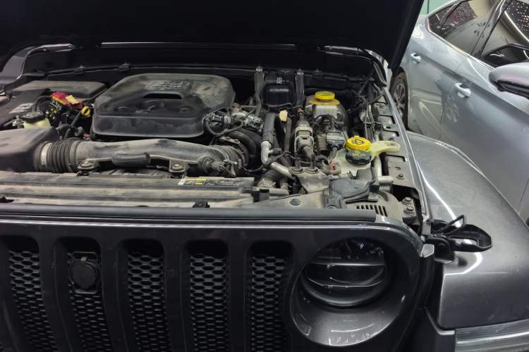 Used Jeep Wrangler 2019 2.0T Sahara Four-Door Version China VI Emission Standard Engine Bay Left