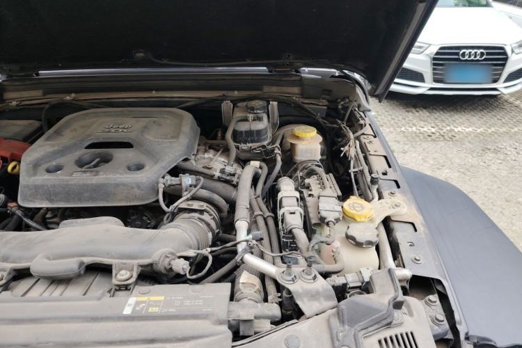 Used Jeep Wrangler 2019 2.0T Rubicon Four-Door Version China VI Emission Standard Engine Bay Left