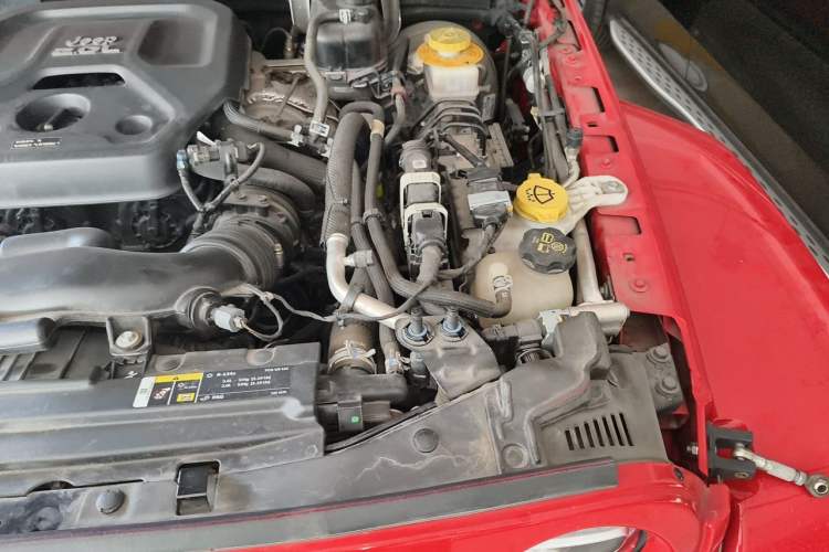 Used Jeep Wrangler 2019 2.0T Sahara Four-Door Version China VI Emission Standard Engine Bay Left