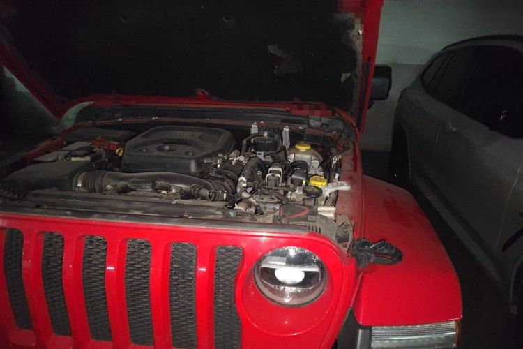 Used Jeep Wrangler 2019 2.0T Sahara Four-Door Version China VI Emission Standard Engine Bay Left