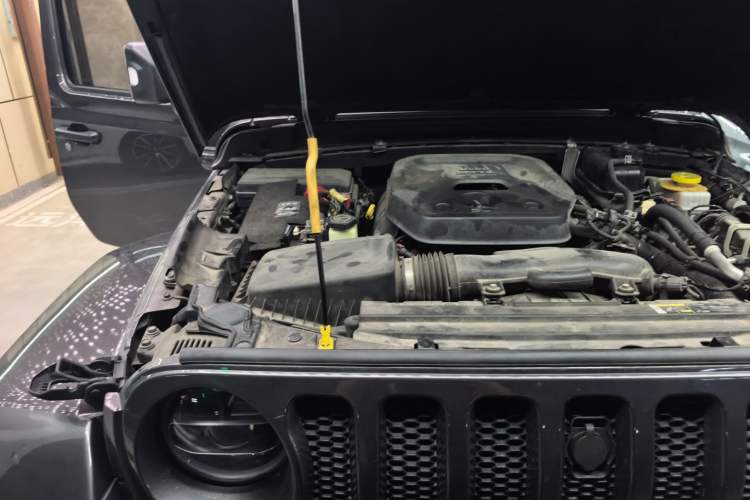 Used Jeep Wrangler 2019 2.0T Sahara Four-Door Version China VI Emission Standard Engine Bay Right