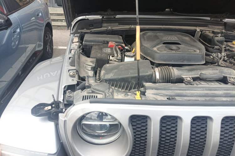 Used Jeep Wrangler 2019 2.0T Sahara Four-Door Version China VI Emission Standard Engine Bay Right