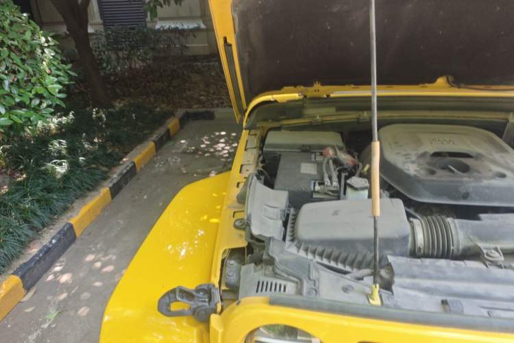 Used Jeep Wrangler 2019 2.0T Sahara Four-Door Version China VI Emission Standard Engine Bay Right