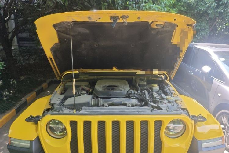 Used Jeep Wrangler 2019 2.0T Sahara Four-Door Version China VI Emission Standard Engine Bay