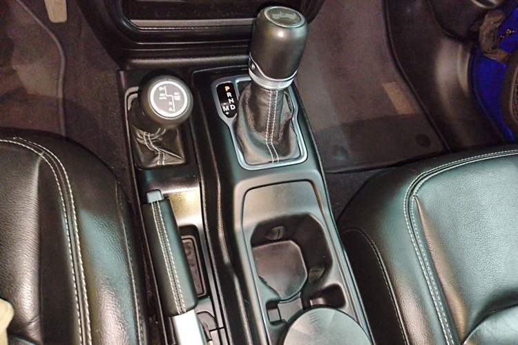 Used Jeep Wrangler 2019 2.0T Sahara Four-Door Version China VI Emission Standard Gear Lever