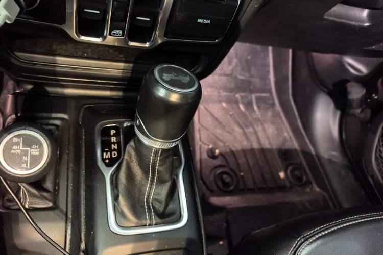 Used Jeep Wrangler 2019 2.0T Sahara Four-Door Version China VI Emission Standard Gear Lever