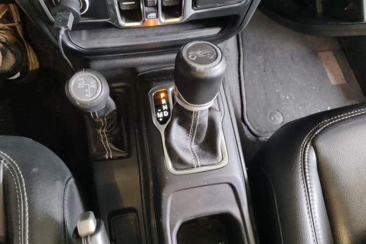 Used Jeep Wrangler 2019 2.0T Sahara Four-Door Version China VI Emission Standard Gear Lever