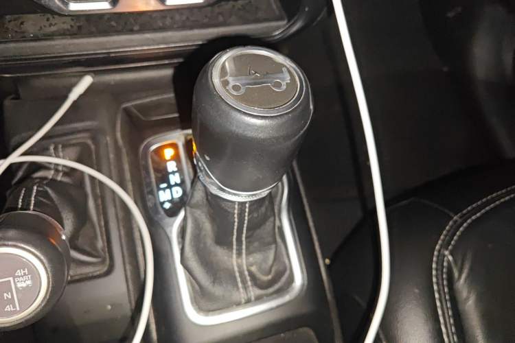 Used Jeep Wrangler 2019 2.0T Sahara Four-Door Version China VI Emission Standard Gear Lever