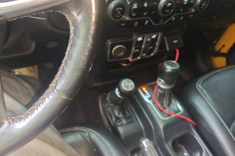 Used Jeep Wrangler 2019 2.0T Sahara Four-Door Version China VI Emission Standard Gear Lever