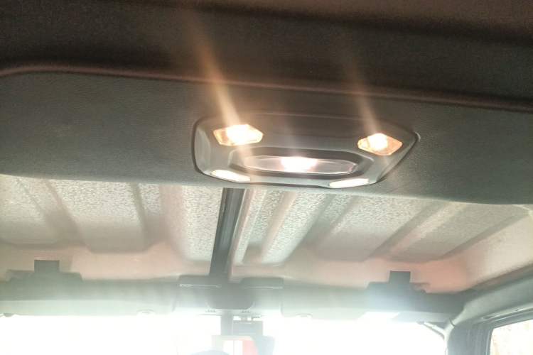 Used Jeep Wrangler 2019 2.0T Sahara Four-Door Version China VI Emission Standard Headliner
