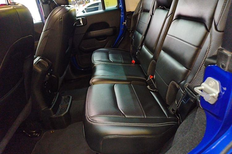 Used Jeep Wrangler 2019 2.0T Sahara Four-Door Version China VI Emission Standard Left Rear Seat