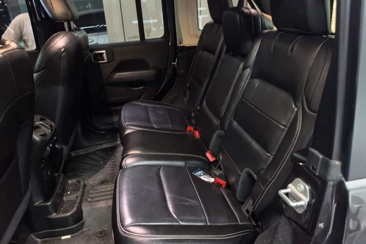 Used Jeep Wrangler 2019 2.0T Sahara Four-Door Version China VI Emission Standard Left Rear Seat