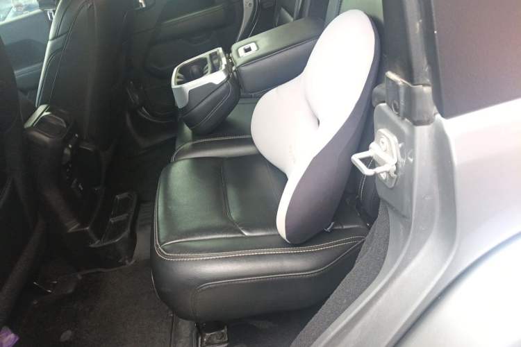 Used Jeep Wrangler 2019 2.0T Sahara Four-Door Version China VI Emission Standard Left Rear Seat
