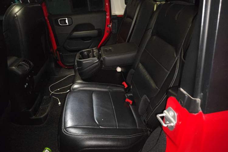 Used Jeep Wrangler 2019 2.0T Sahara Four-Door Version China VI Emission Standard Left Rear Seat