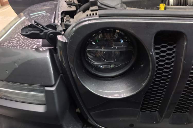 Used Jeep Wrangler 2019 2.0T Sahara Four-Door Version China VI Emission Standard Right Front Headlight