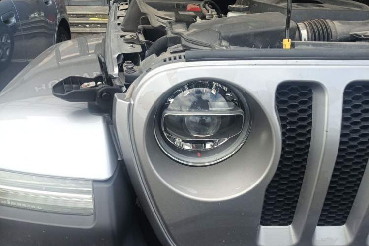 Used Jeep Wrangler 2019 2.0T Sahara Four-Door Version China VI Emission Standard Right Front Headlight