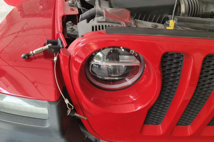 Used Jeep Wrangler 2019 2.0T Sahara Four-Door Version China VI Emission Standard Right Front Headlight