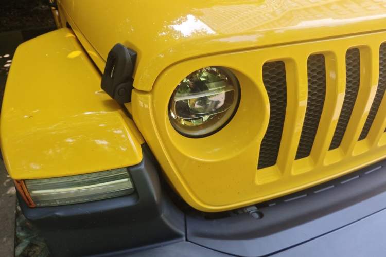 Used Jeep Wrangler 2019 2.0T Sahara Four-Door Version China VI Emission Standard Right Front Headlight