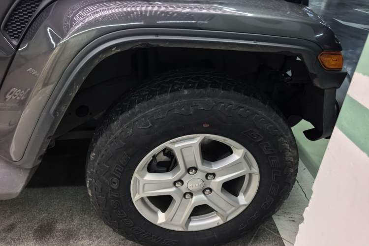 Used Jeep Wrangler 2019 2.0T Sahara Four-Door Version China VI Emission Standard Right Front Wheel Hub