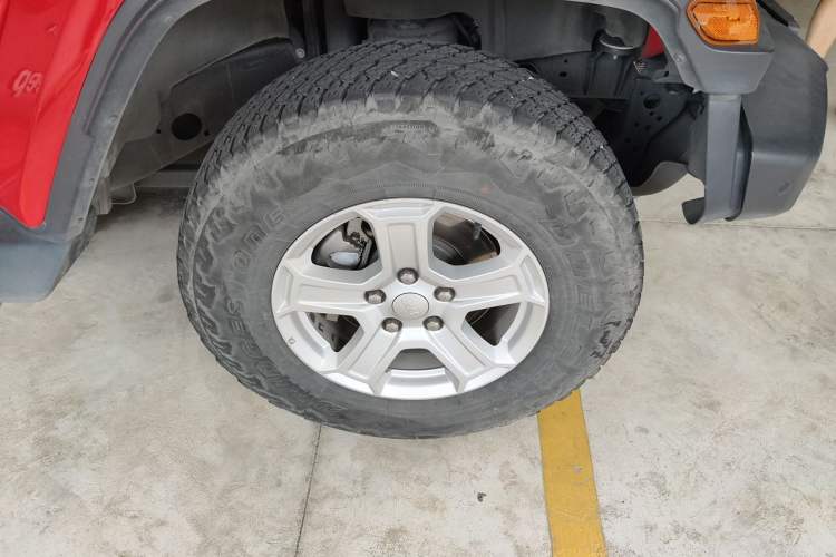 Used Jeep Wrangler 2019 2.0T Sahara Four-Door Version China VI Emission Standard Right Front Wheel Hub