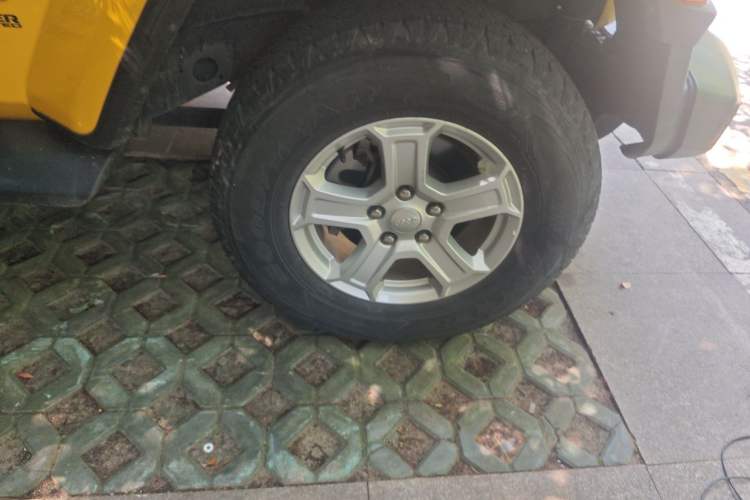 Used Jeep Wrangler 2019 2.0T Sahara Four-Door Version China VI Emission Standard Right Front Wheel Hub