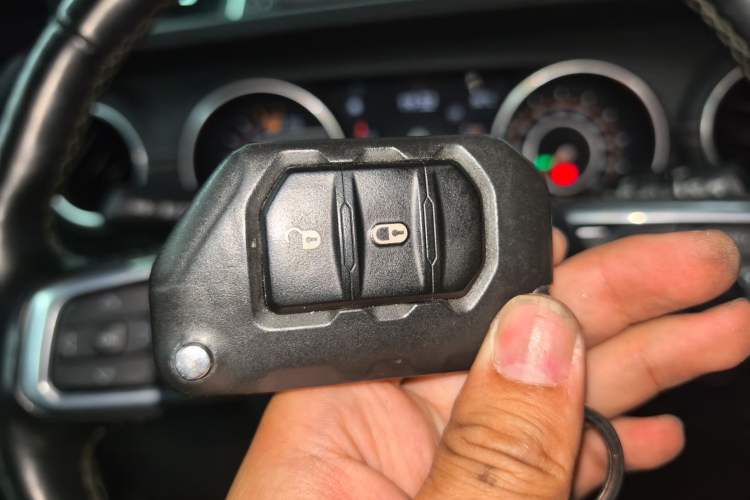 Used Jeep Wrangler 2019 2.0T Sahara Four-Door Version China VI Emission Standard Vehicle Key