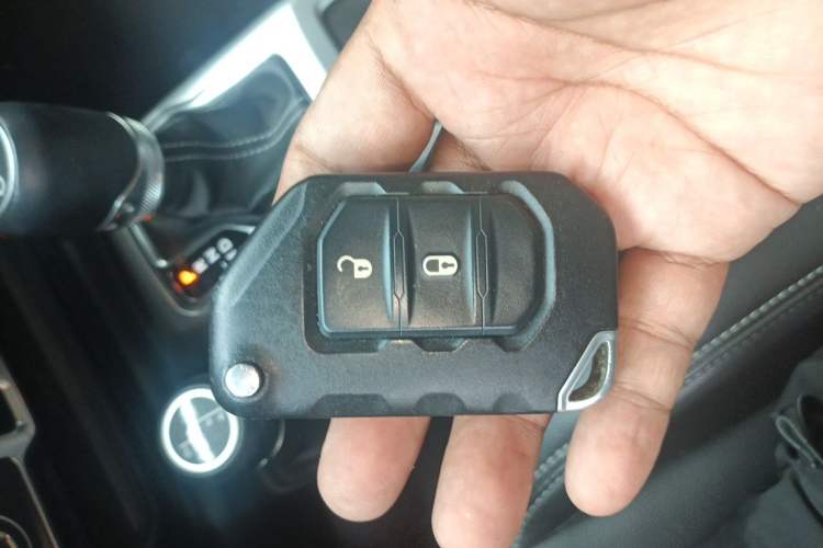 Used Jeep Wrangler 2019 2.0T Sahara Four-Door Version China VI Emission Standard Vehicle Key