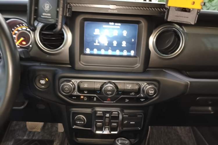 Used Jeep Wrangler 2019 2.0T automatic four-door hardtop parallel imported vehicle Audio And AC Panel