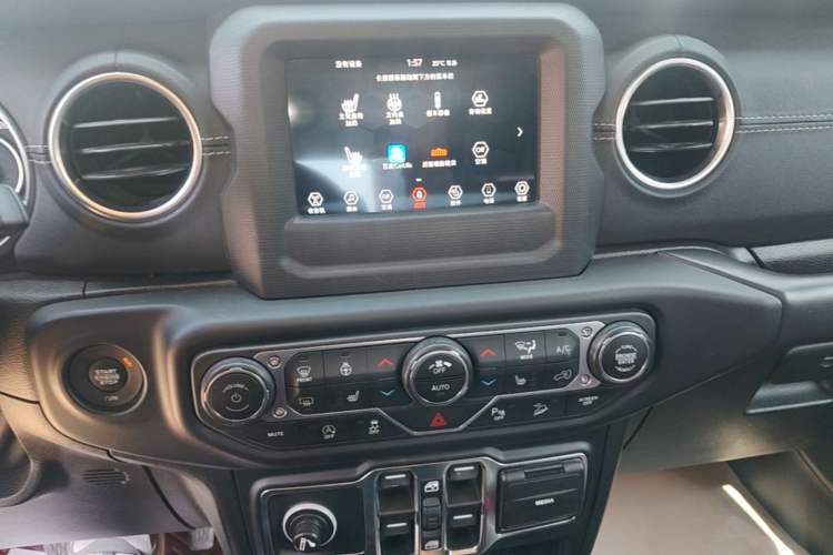 Used Jeep Wrangler 2019 2.0T Sahara Four-Door Version China VI Emission Standard Audio And AC Panel