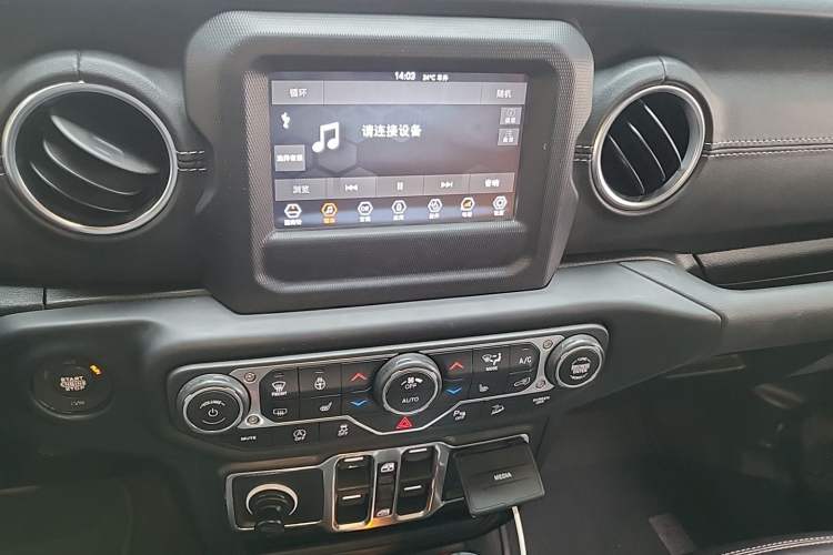 Used Jeep Wrangler 2019 2.0T Sahara Four-Door Version China VI Emission Standard Audio And AC Panel