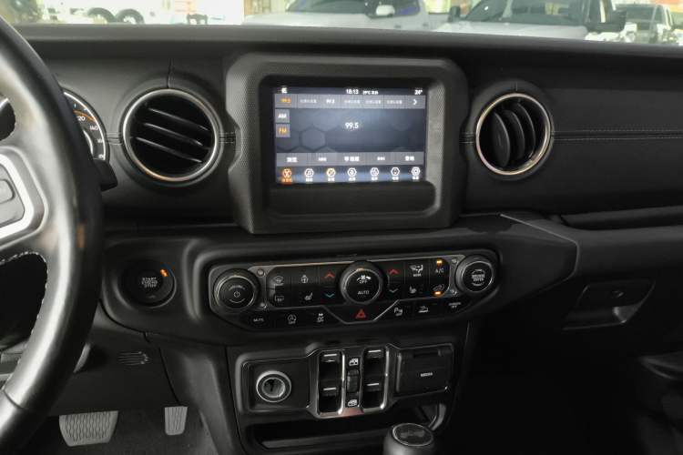 Used Jeep Wrangler 2019 2.0T Sahara Four-Door Version China VI Emission Standard Audio And AC Panel