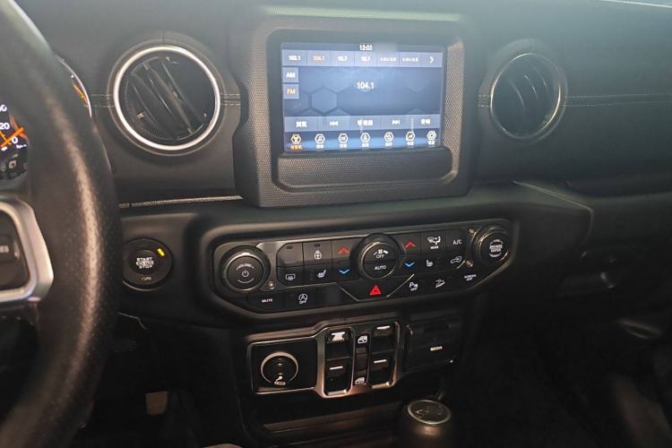 Used Jeep Wrangler 2019 2.0T Sahara Four-Door Brilliant Top Version China VI Emission Standard Audio And AC Panel