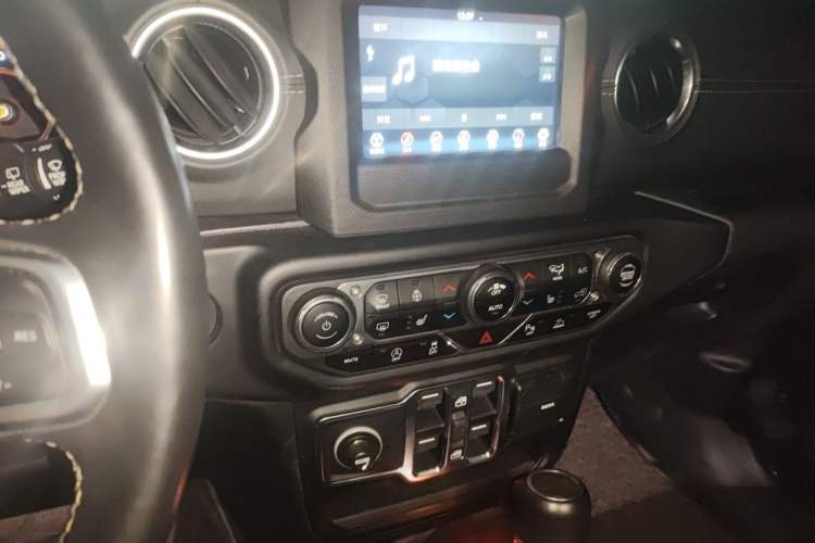 Used Jeep Wrangler 2019 2.0T Sahara Four-Door Version China VI Emission Standard Audio And AC Panel