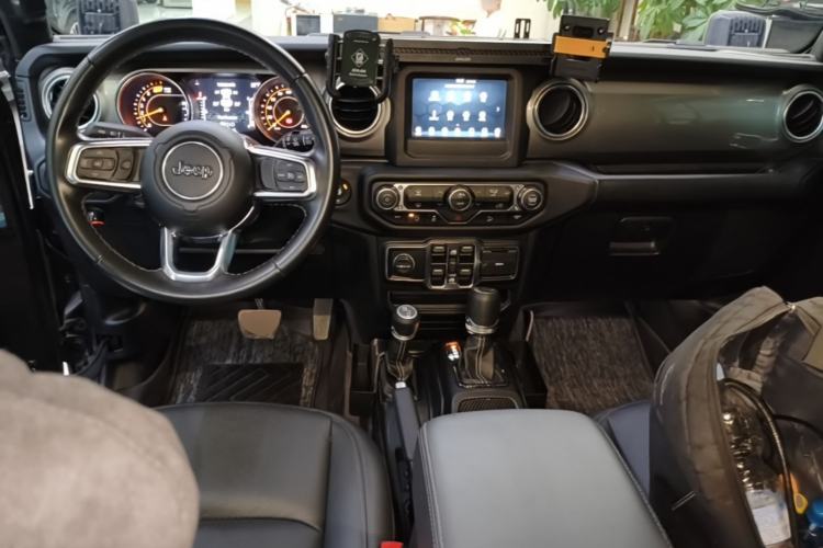Used Jeep Wrangler 2019 2.0T automatic four-door hardtop parallel imported vehicle Center Console