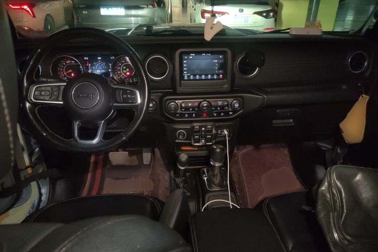 Used Jeep Wrangler 2019 2.0T Sahara 4-Door Version China V Standard Center Console