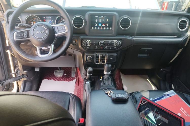Used Jeep Wrangler 2019 2.0T Sahara Four-Door Version China VI Emission Standard Center Console