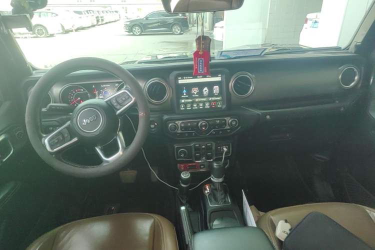 Used Jeep Wrangler 2019 2.0T Rubicon Four-Door Version China V Emission Standard Center Console
