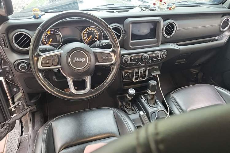 Used Jeep Wrangler 2019 2.0T Sahara Four-Door Version China VI Emission Standard Center Console
