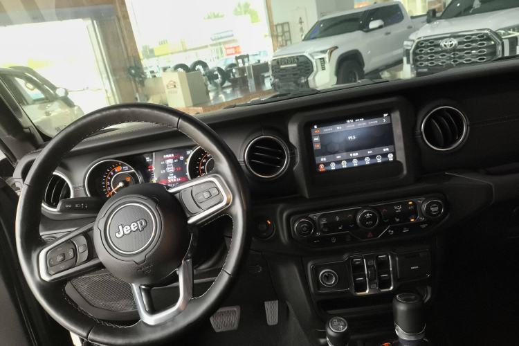 Used Jeep Wrangler 2019 2.0T Sahara Four-Door Version China VI Emission Standard Center Console