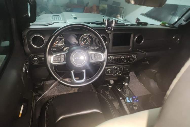 Used Jeep Wrangler 2019 2.0T Sahara Four-Door Version China VI Emission Standard Center Console