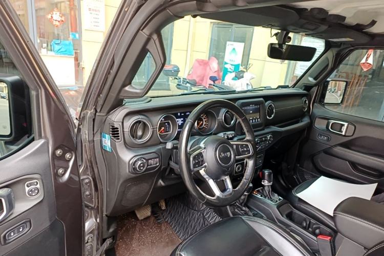 Used Jeep Wrangler 2019 2.0T Sahara Four-Door Version China VI Emission Standard Center Console