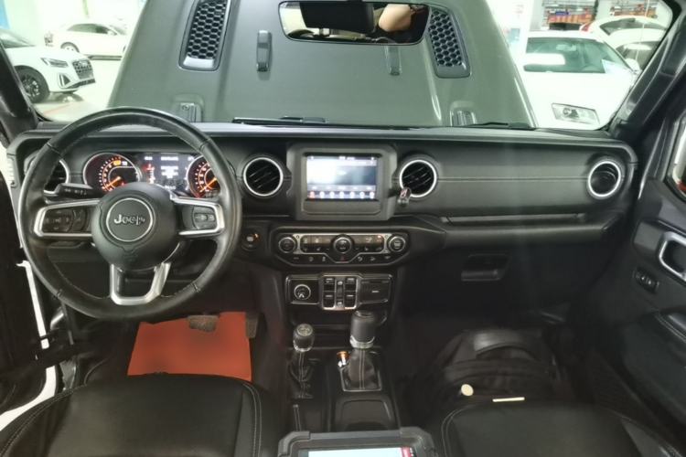 Used Jeep Wrangler 2019 2.0T Sahara 4-Door Version China V Standard Center Console
