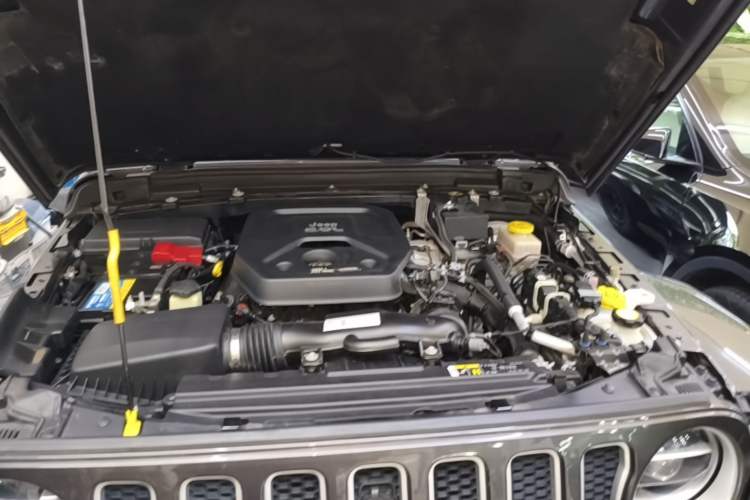 Used Jeep Wrangler 2019 2.0T automatic four-door hardtop parallel imported vehicle Engine Bay