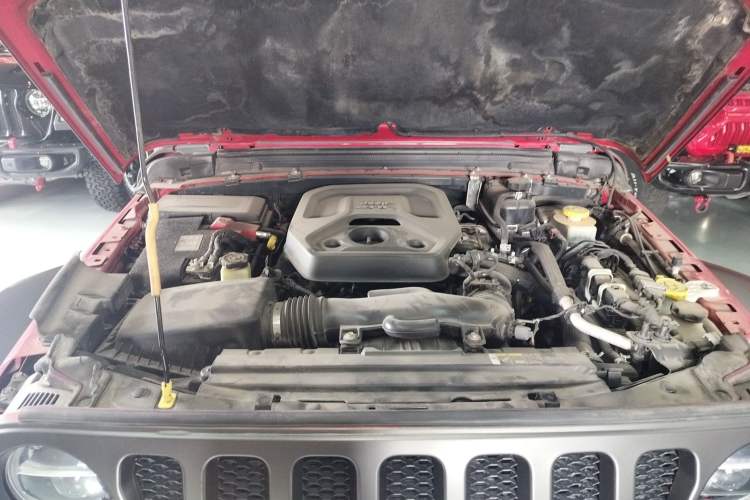 Used Jeep Wrangler 2019 2.0T Sahara Four-Door Version China VI Emission Standard Engine Bay
