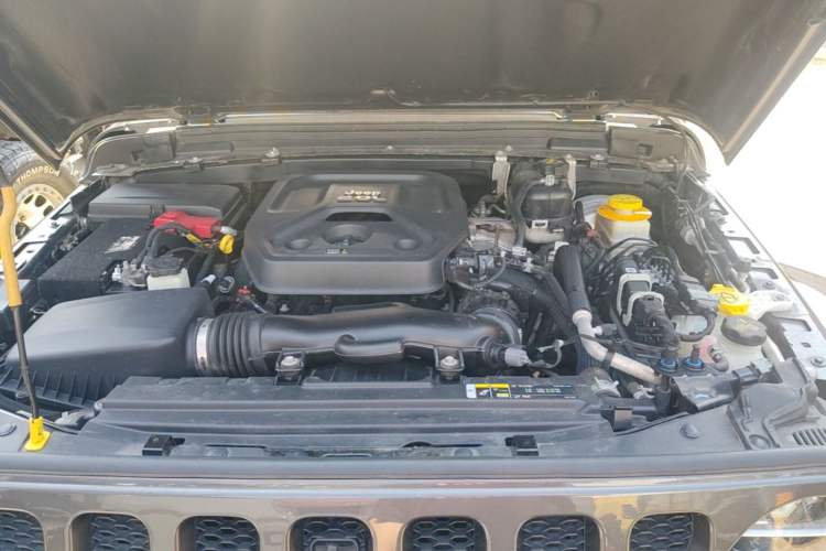 Used Jeep Wrangler 2019 2.0T Sahara Four-Door Version China VI Emission Standard Engine Bay