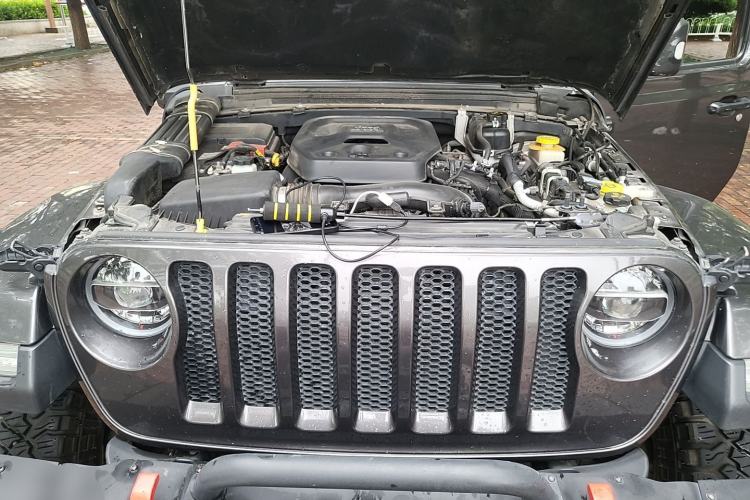 Used Jeep Wrangler 2019 2.0T Sahara Four-Door Version China VI Emission Standard Engine Bay
